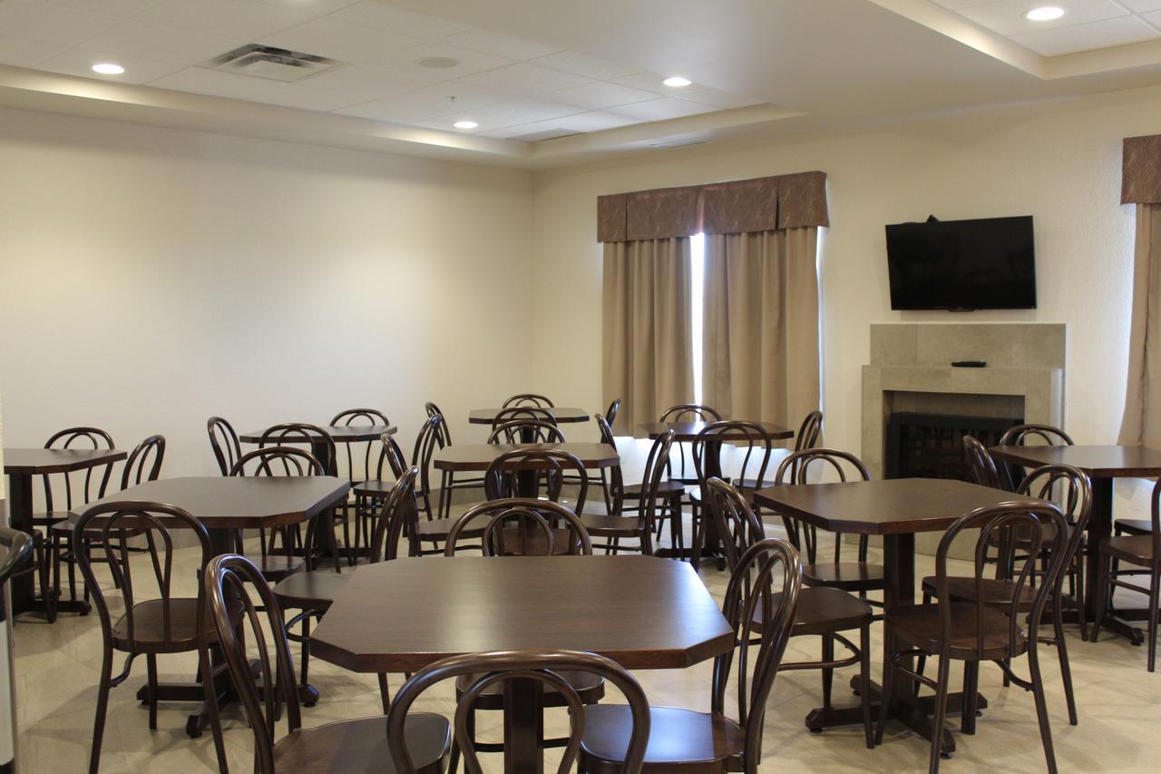 Prairie Moon Inn&Suites Macklin Buitenkant foto