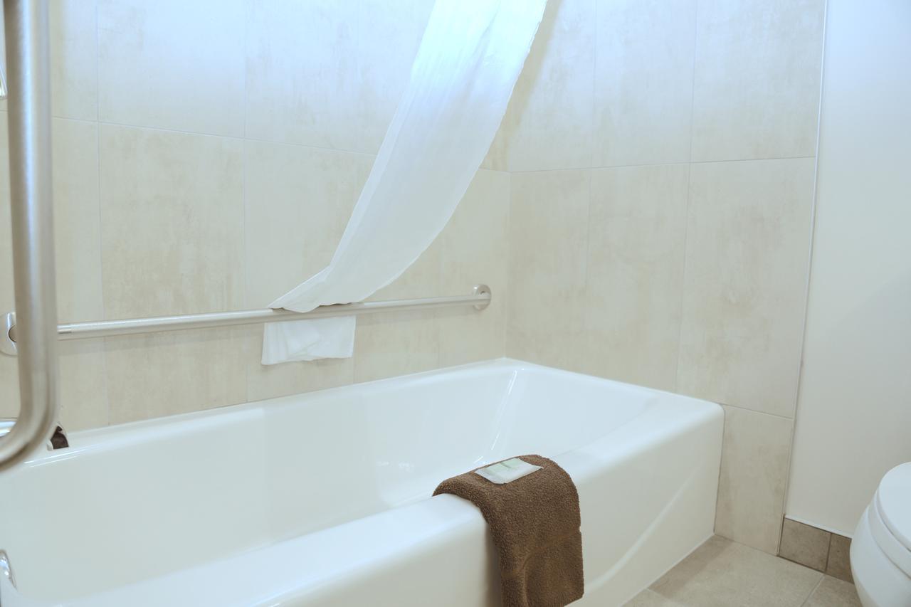 Prairie Moon Inn&Suites Macklin Buitenkant foto